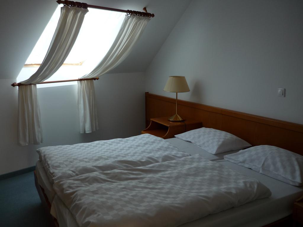 Oereg Malom Hotel Csepreg Номер фото